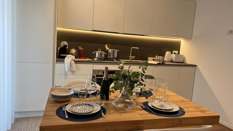 Kitchen or kitchenette, Food and drinks, Dining area, Food, Drinks