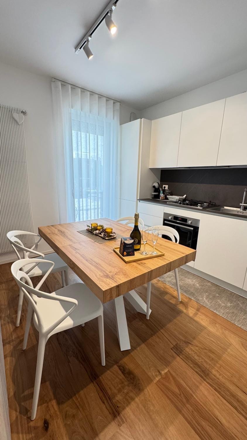 Kitchen or kitchenette, Dining area, minibar, stove