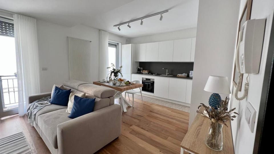 TV and multimedia, Kitchen or kitchenette, Living room, Seating area