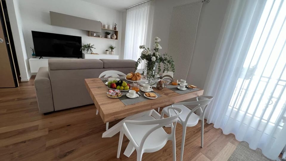 TV and multimedia, Living room, Seating area, Dining area, Food