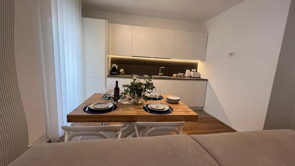Kitchen or kitchenette, Living room, Food and drinks, Seating area, Dining area