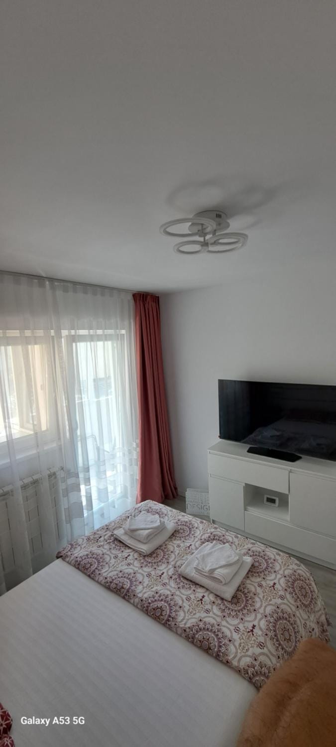 Communal lounge/ TV room, Bed, TV and multimedia, Photo of the whole room, Evening entertainment, Bedroom, towels