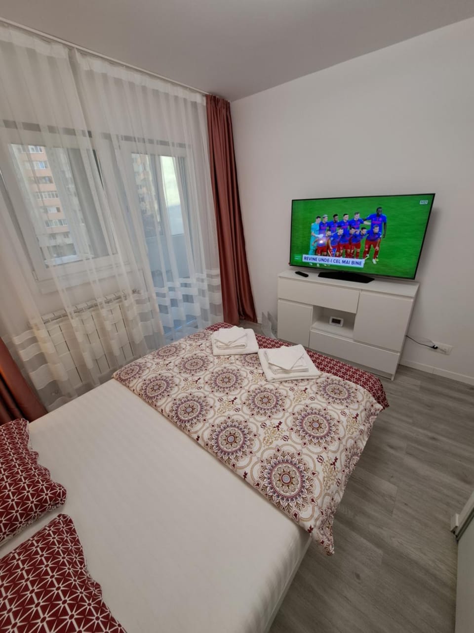 Bed, TV and multimedia, Photo of the whole room, Bedroom
