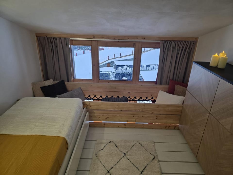 Bed, Night, Winter, Location