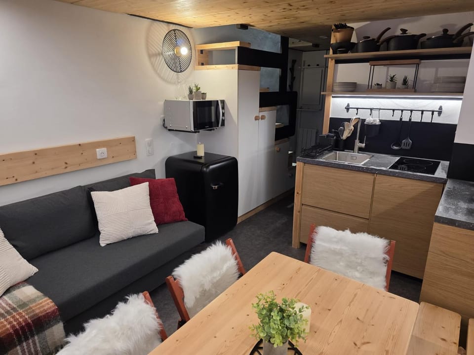 Coffee/tea facilities, Kitchen or kitchenette, microwave, oven, stove, kitchen