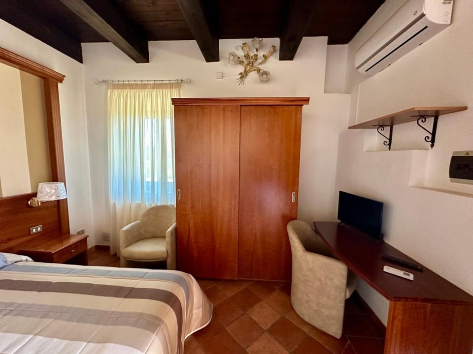 Bed, Bedroom, wardrobe, air conditioner