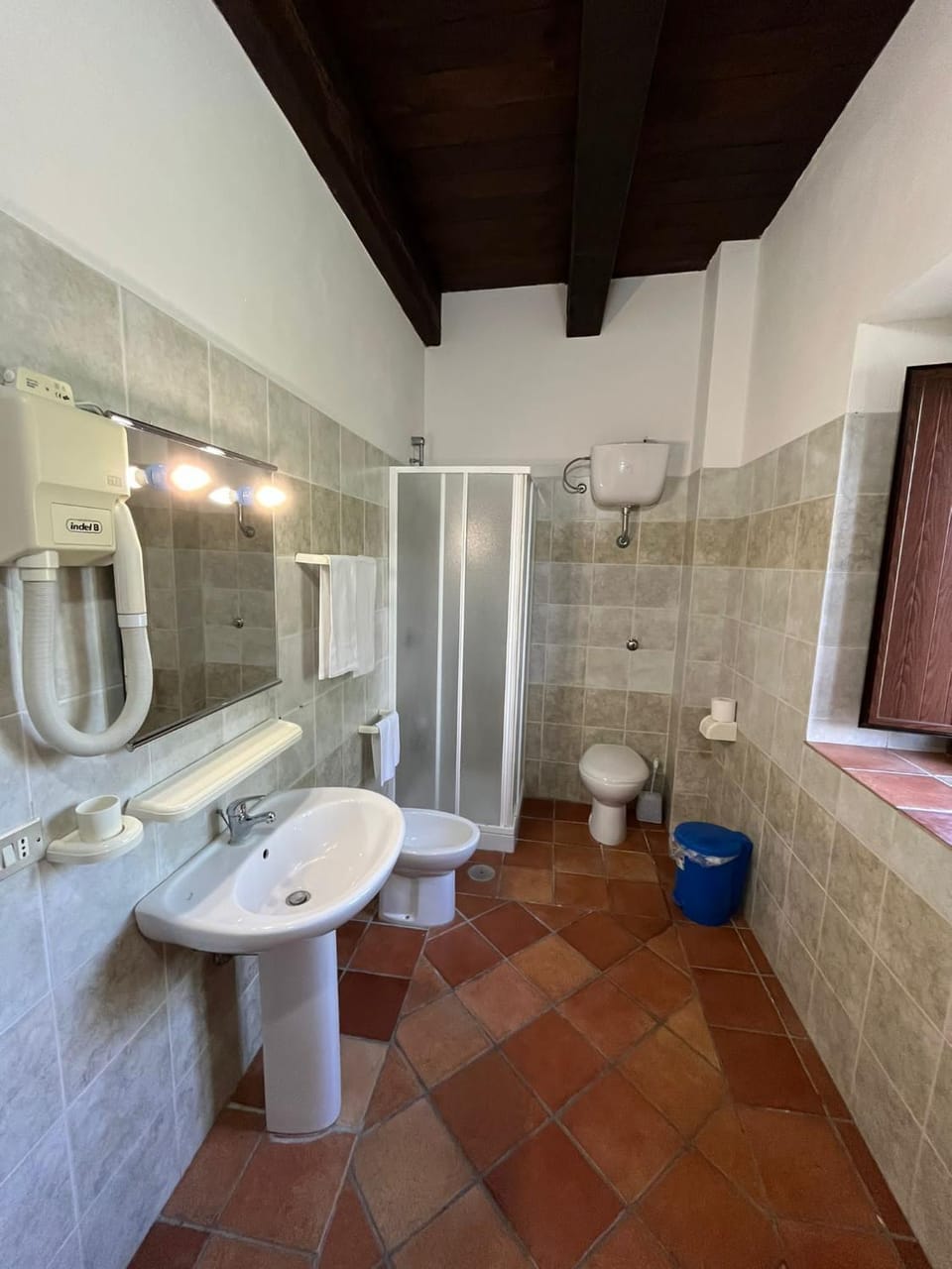 Shower, Toilet, Bathroom, bidet, towels