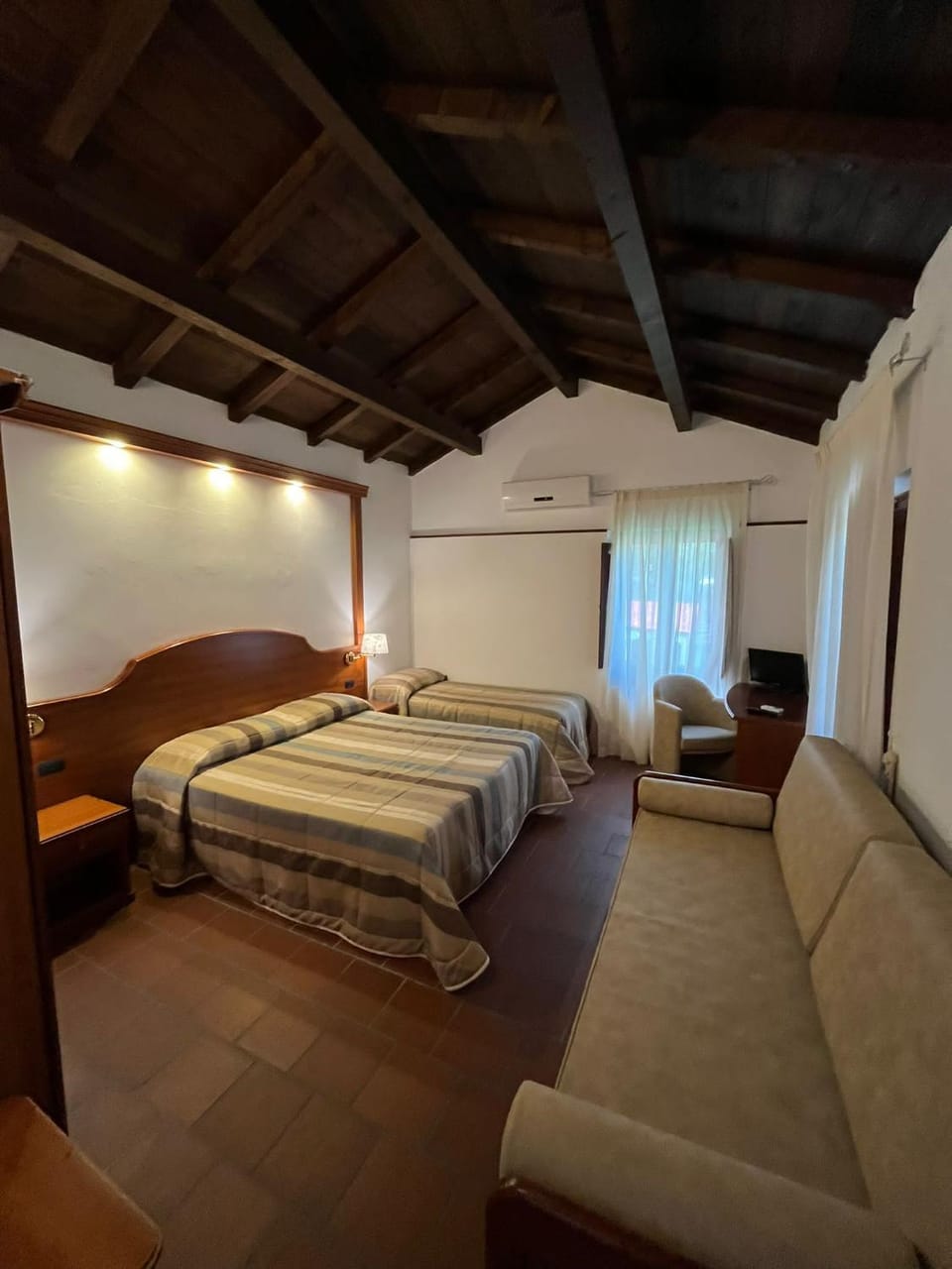 Bed, Living room, Photo of the whole room, Seating area, Bedroom