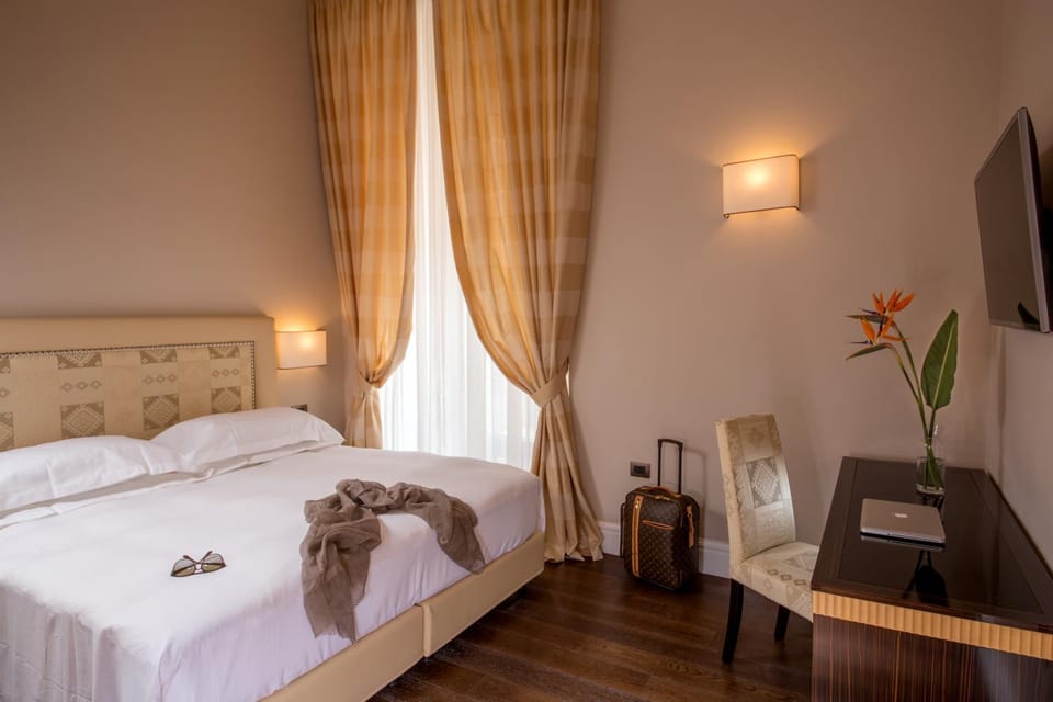 Bed, TV and multimedia, Coffee/tea facilities, Decorative detail, Bedroom, On site, Street view