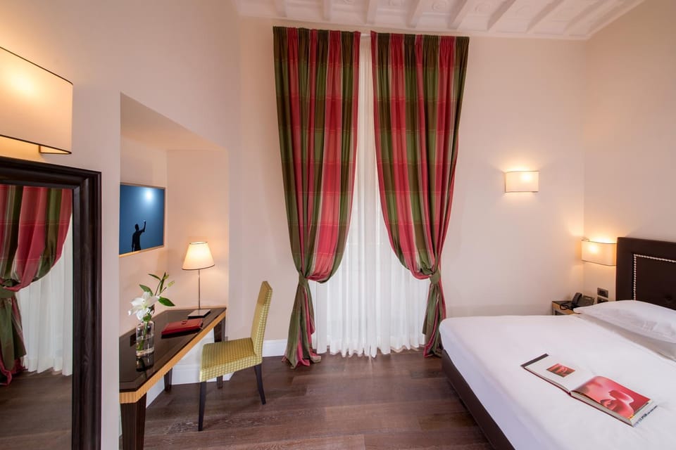 Bed, Activities, TV and multimedia, Coffee/tea facilities, Decorative detail, Bedroom, Street view, Shopping Area