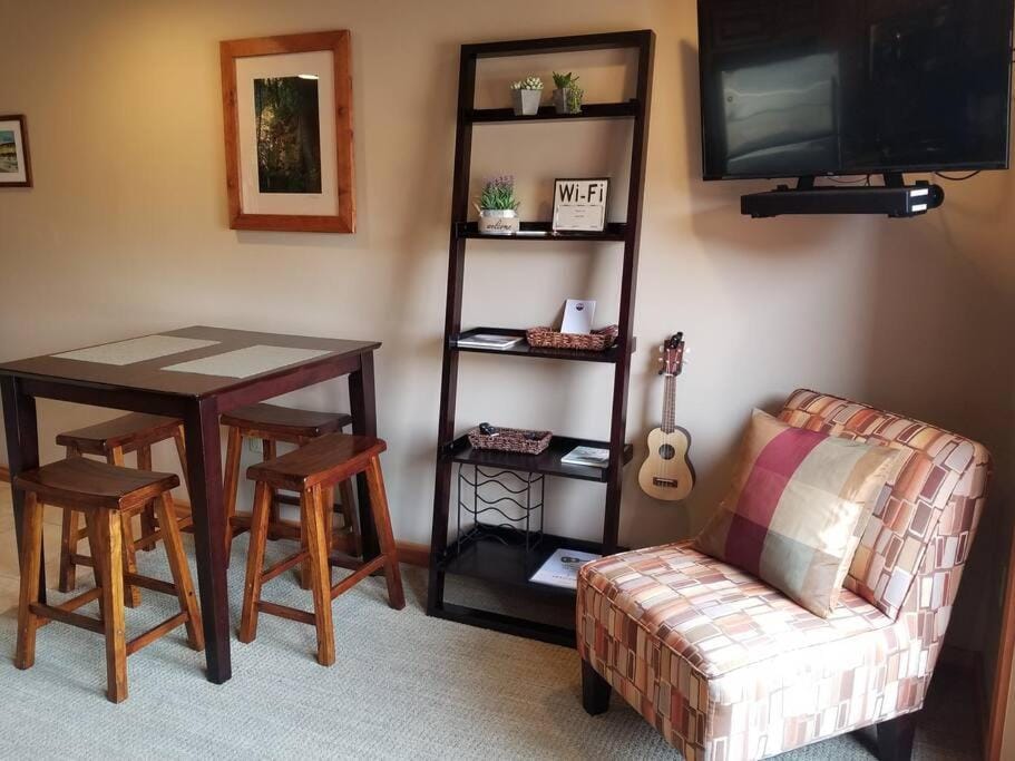 TV and multimedia, Seating area, Dining area