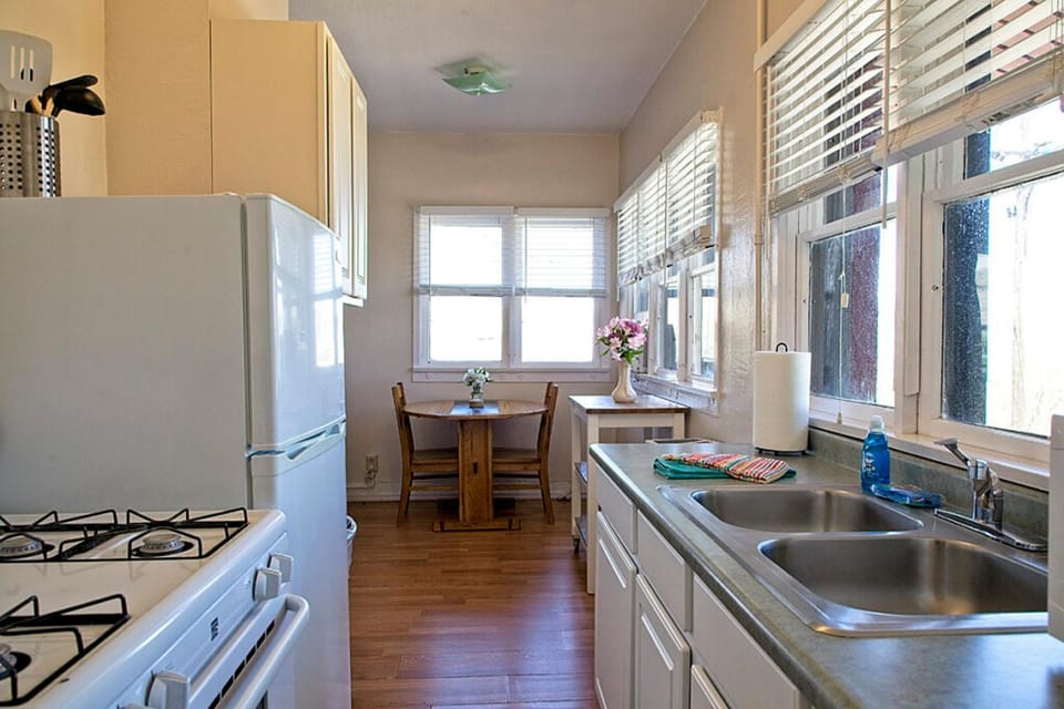 Kitchen or kitchenette, Dining area, oven, stove