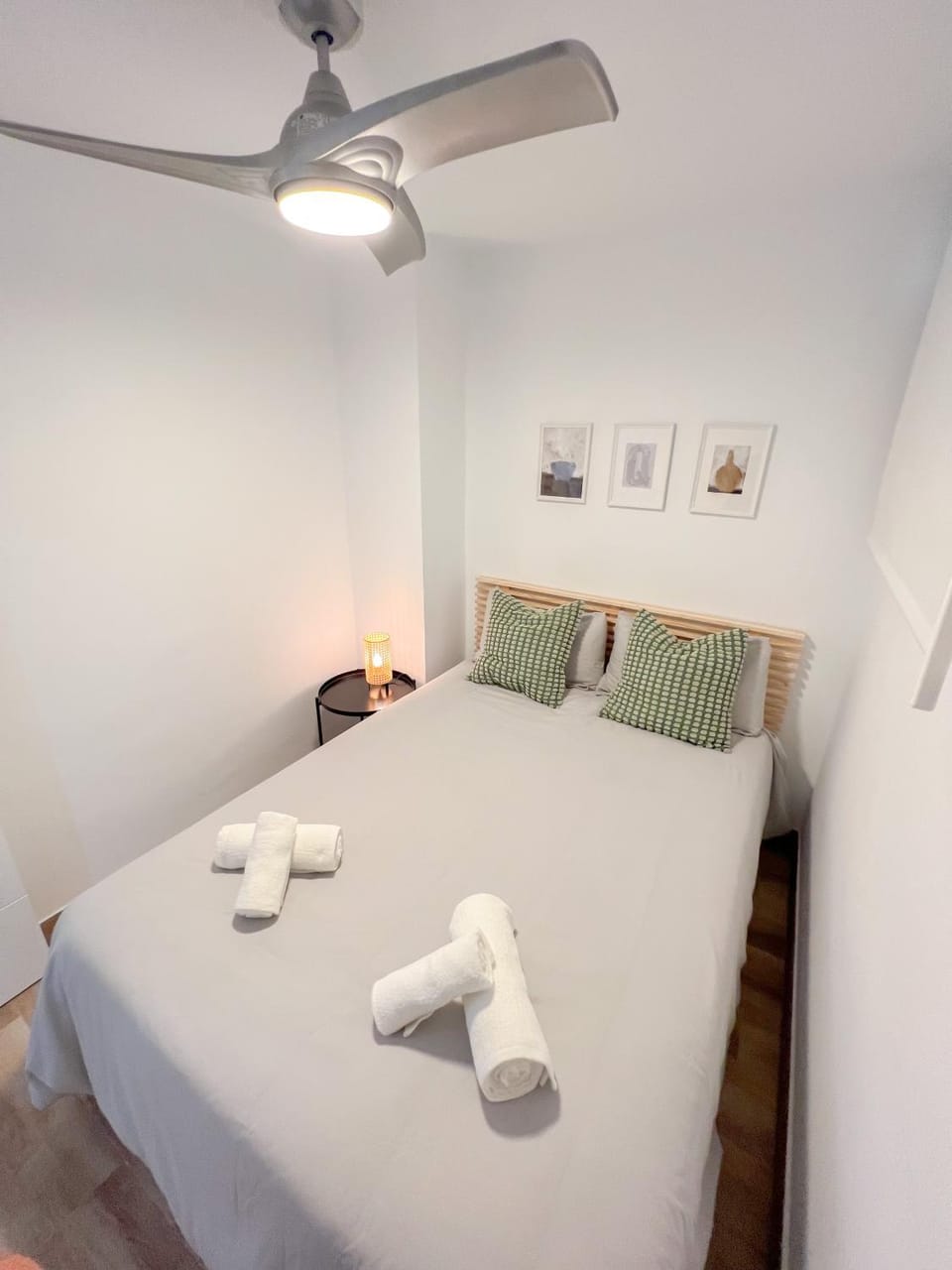 Bed, Photo of the whole room, Bedroom, fireplace, towels