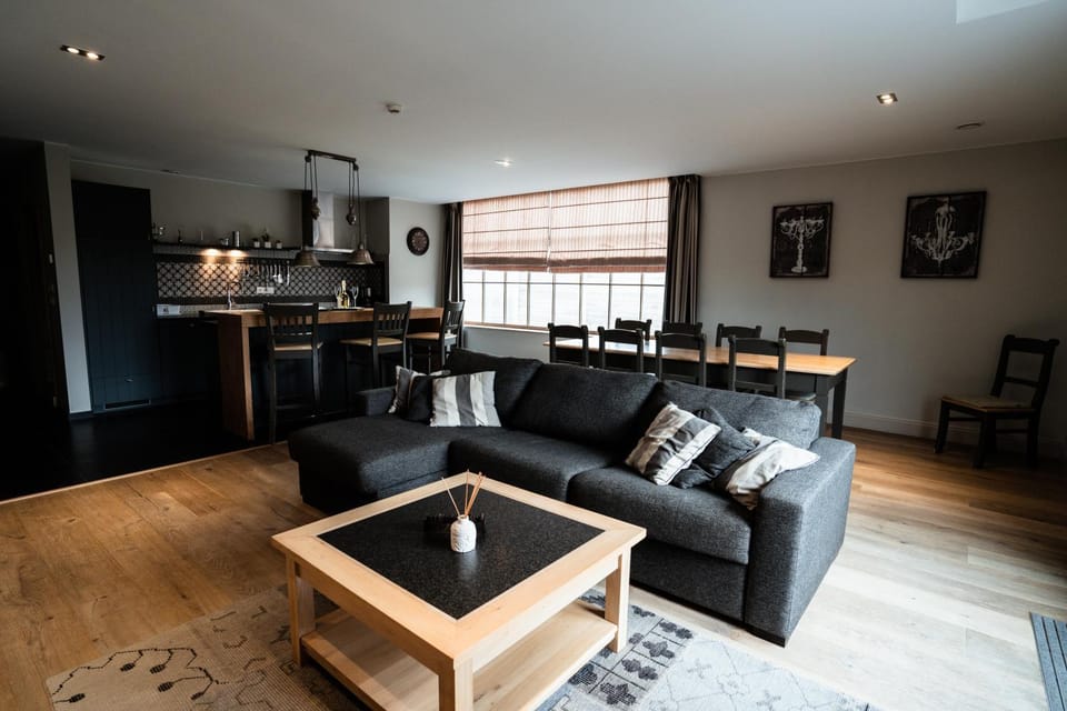 Nightclub / DJ, Living room, Lobby or reception, Lounge or bar, Seating area