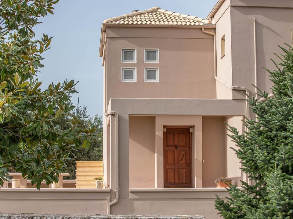 Property building, Day, Balcony/Terrace