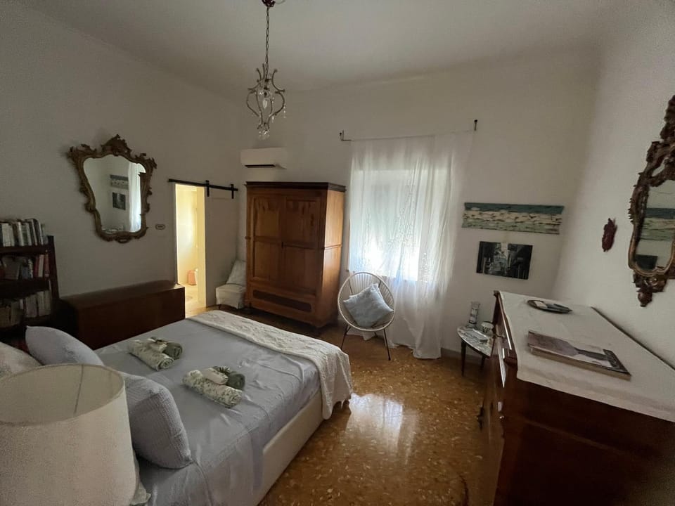 Photo of the whole room, Bedroom, towels