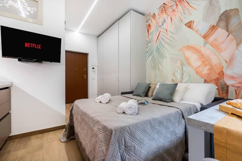 Bed, TV and multimedia, Photo of the whole room, Bedroom, towels