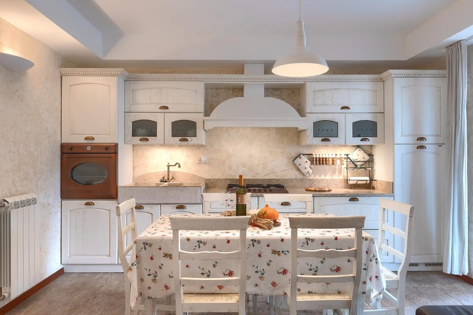Kitchen or kitchenette, Dining area, pet friendly, stove