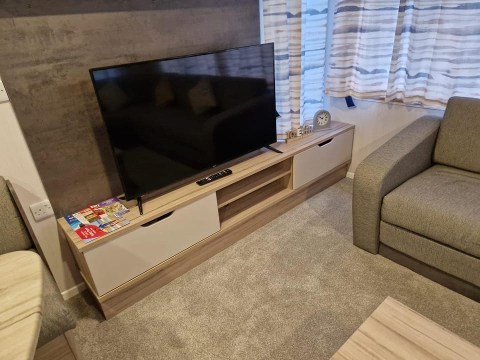 Communal lounge/ TV room, TV and multimedia, Living room, Seating area, Evening entertainment