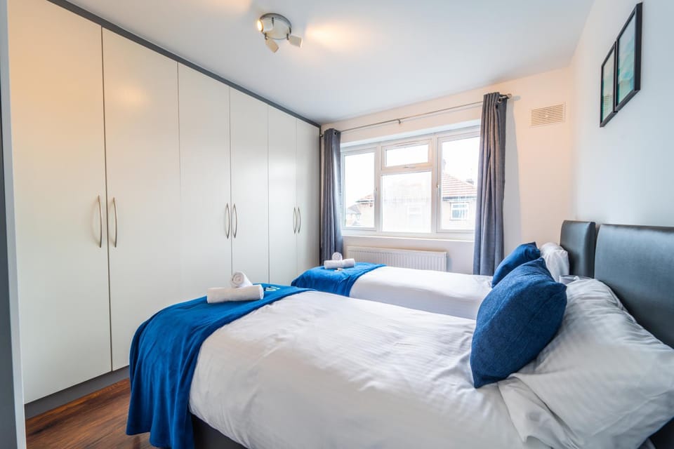 Modern Spacious 4 Bed Hayes Home with Free Parking House in Hayes