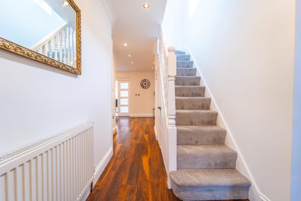 Modern Spacious 4 Bed Hayes Home with Free Parking House in Hayes