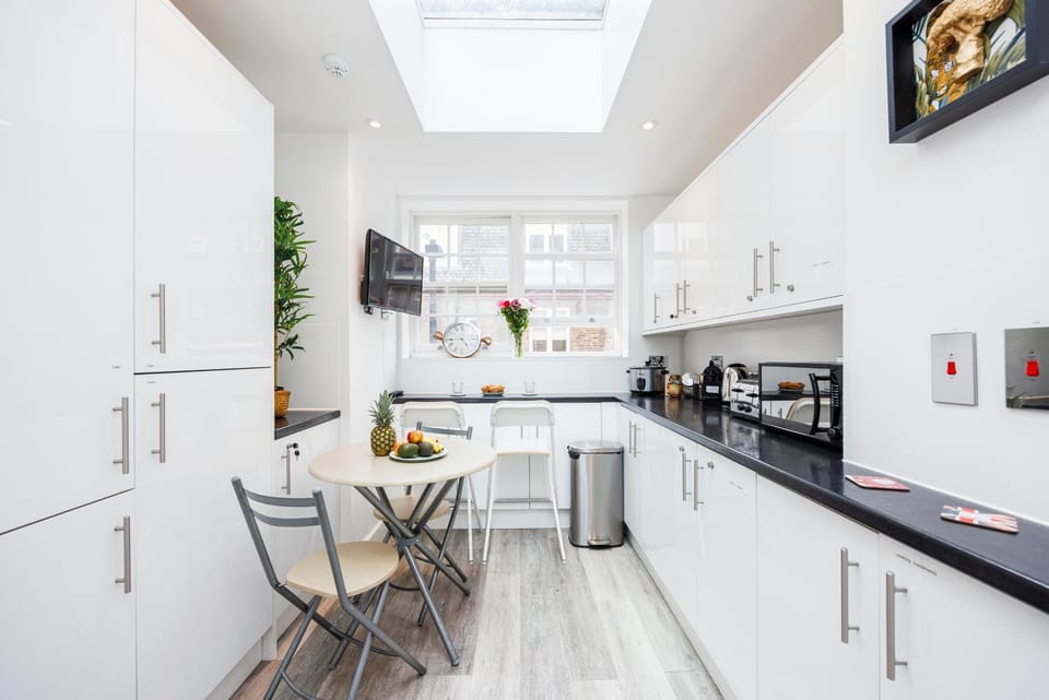 Communal lounge/ TV room, TV and multimedia, Coffee/tea facilities, Kitchen or kitchenette, Kitchen or kitchenette, Dining area, Communal kitchen, minibar, oven, storage, kitchen