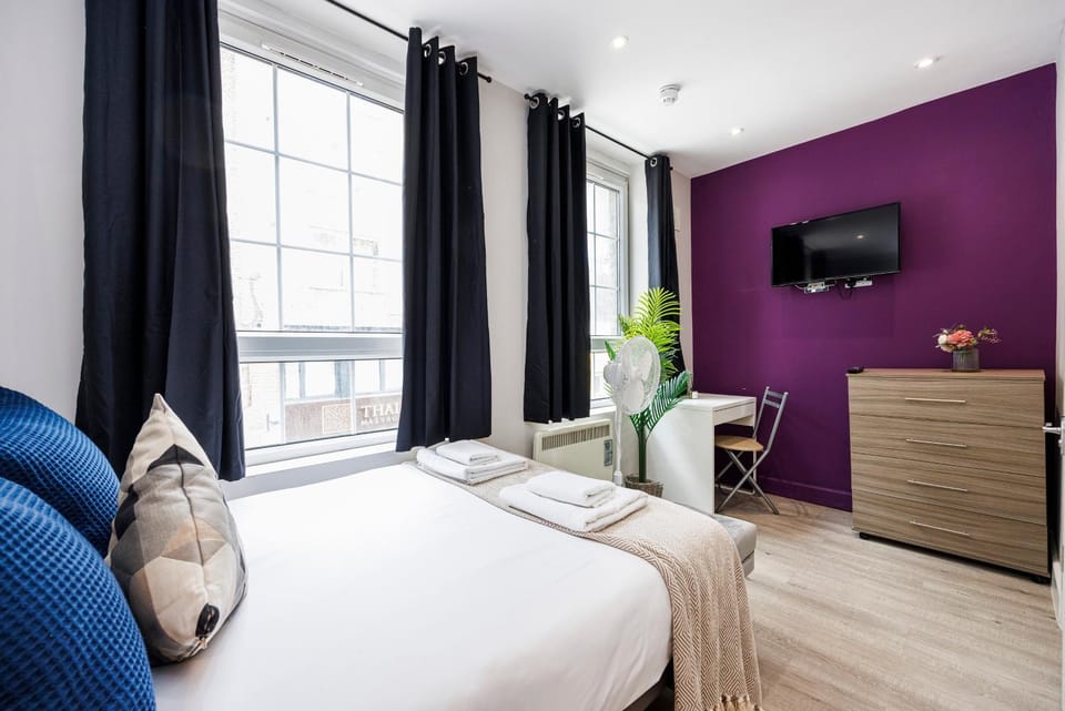 Bed, TV and multimedia, Business facilities, Bedroom, fireplace, towels, wardrobe