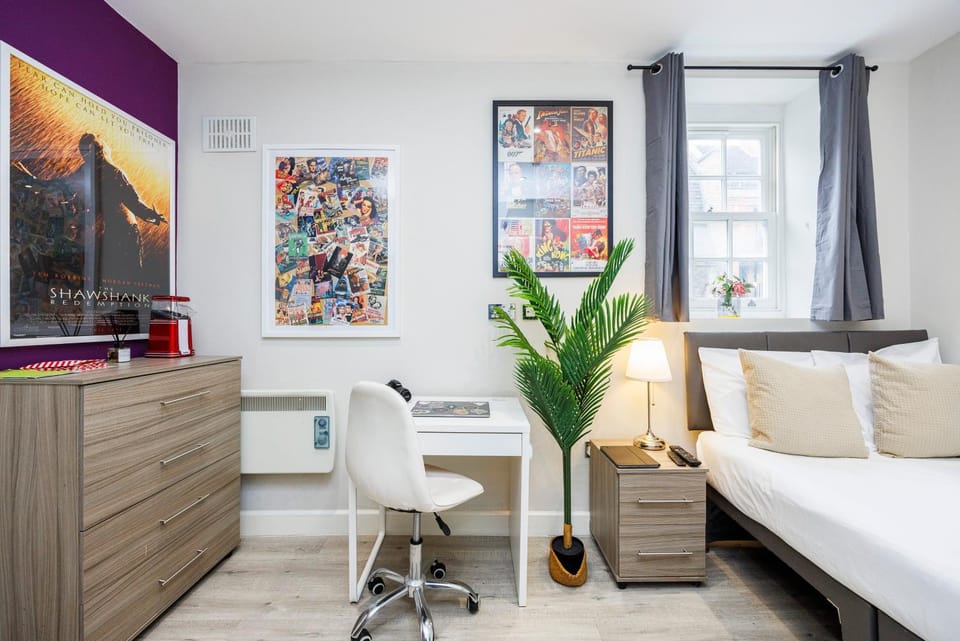 Bed, Photo of the whole room, Business facilities, Seating area, Bedroom, Family, hair dresser, VIP