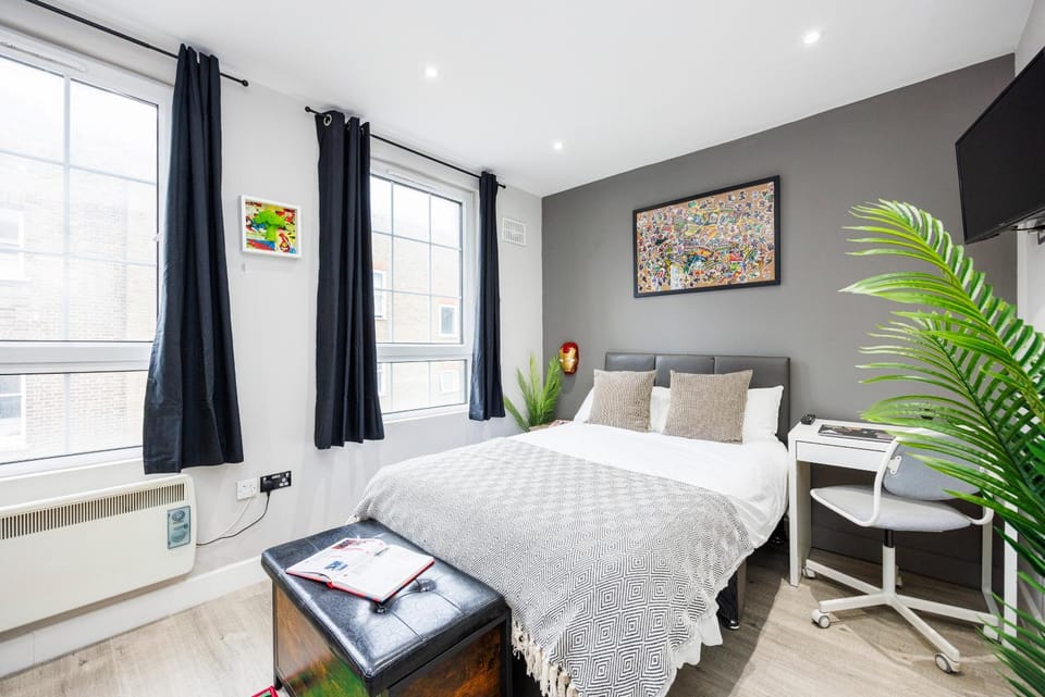 Bed, TV and multimedia, Photo of the whole room, Business facilities, Decorative detail, Seating area, Bedroom, Family, hair dresser, heating