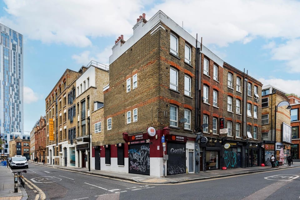 Property building, Facade/entrance, Day, City view, Area and facilities