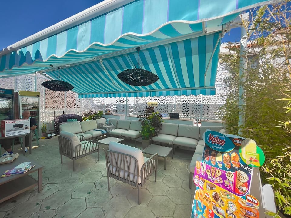 Restaurant/places to eat, Lounge or bar