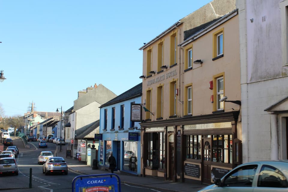 Property building, Neighbourhood, Lobby or reception