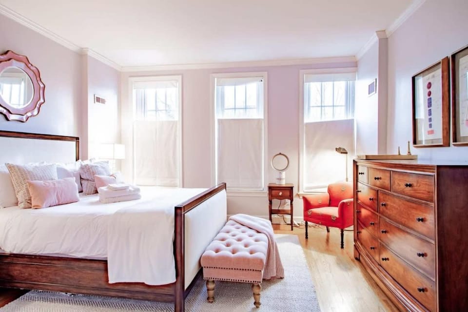 Heart of Capitol Hill Row House Luxury & Location Apartment in Capitol Hill