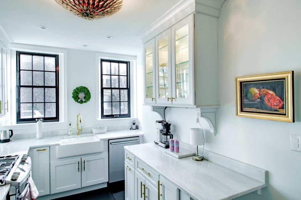 Heart of Capitol Hill Row House Luxury & Location Apartment in Capitol Hill