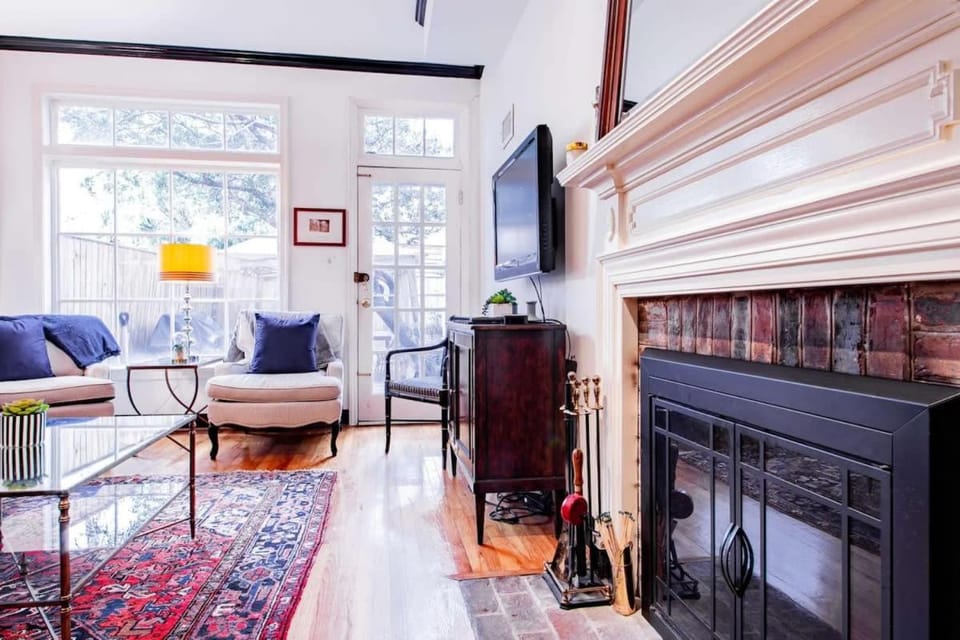 Heart of Capitol Hill Row House Luxury & Location Apartment in Capitol Hill