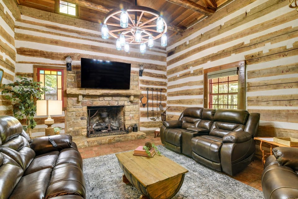 Glasgow Getaway w/ Patio, Fireplace & Grill! House in Barren River Lake