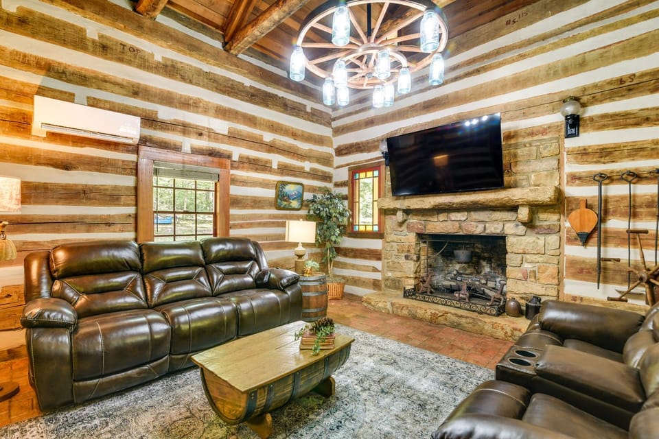 Glasgow Getaway w/ Patio, Fireplace & Grill! House in Barren River Lake