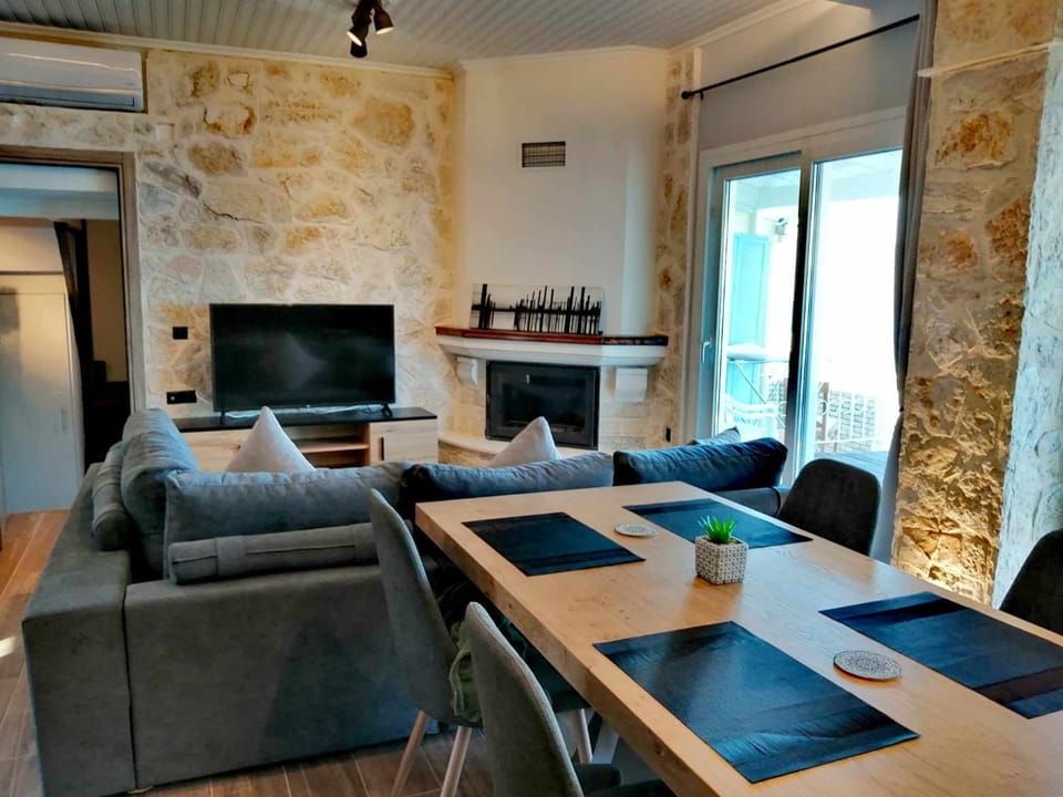 TV and multimedia, Living room, Seating area, Dining area