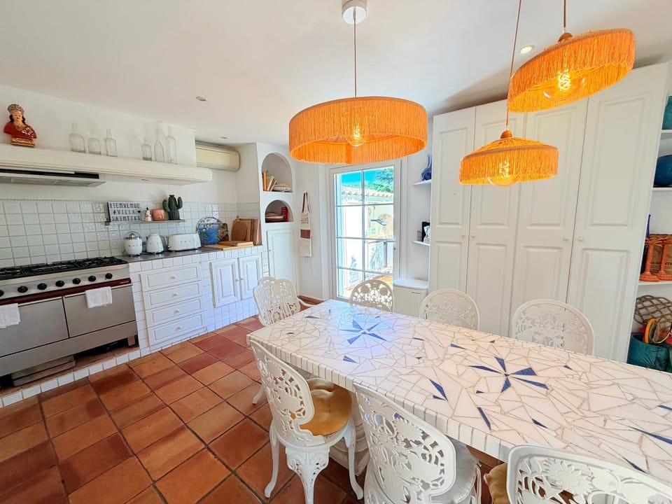 Kitchen or kitchenette, Dining area, dishwasher, oven, stove, toaster