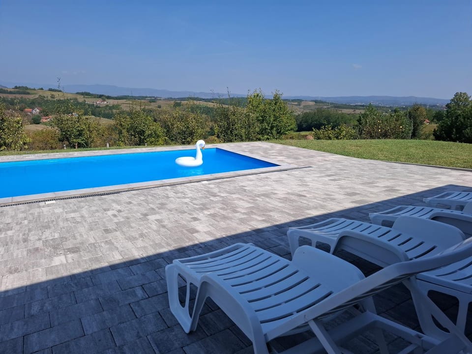 Day, Natural landscape, Mountain view, Pool view, Swimming pool, sunbed