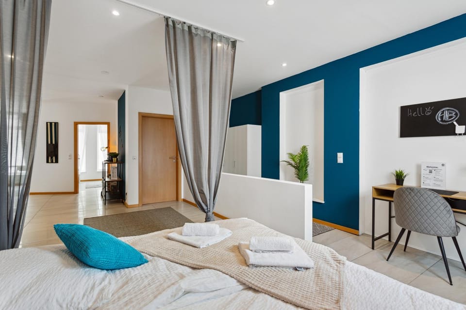 Bed, TV and multimedia, Photo of the whole room, Bedroom, towels, wardrobe