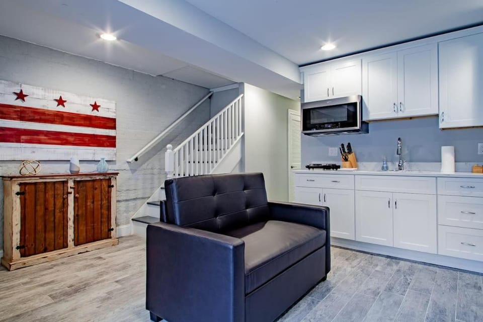 Central DC Flat Sleeps 3 Convention Center House in District of Columbia