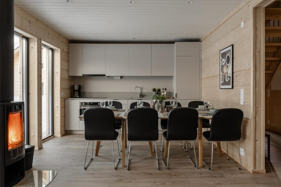 Kitchen or kitchenette, Dining area