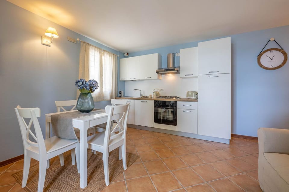 Pets, toaster, kitchen