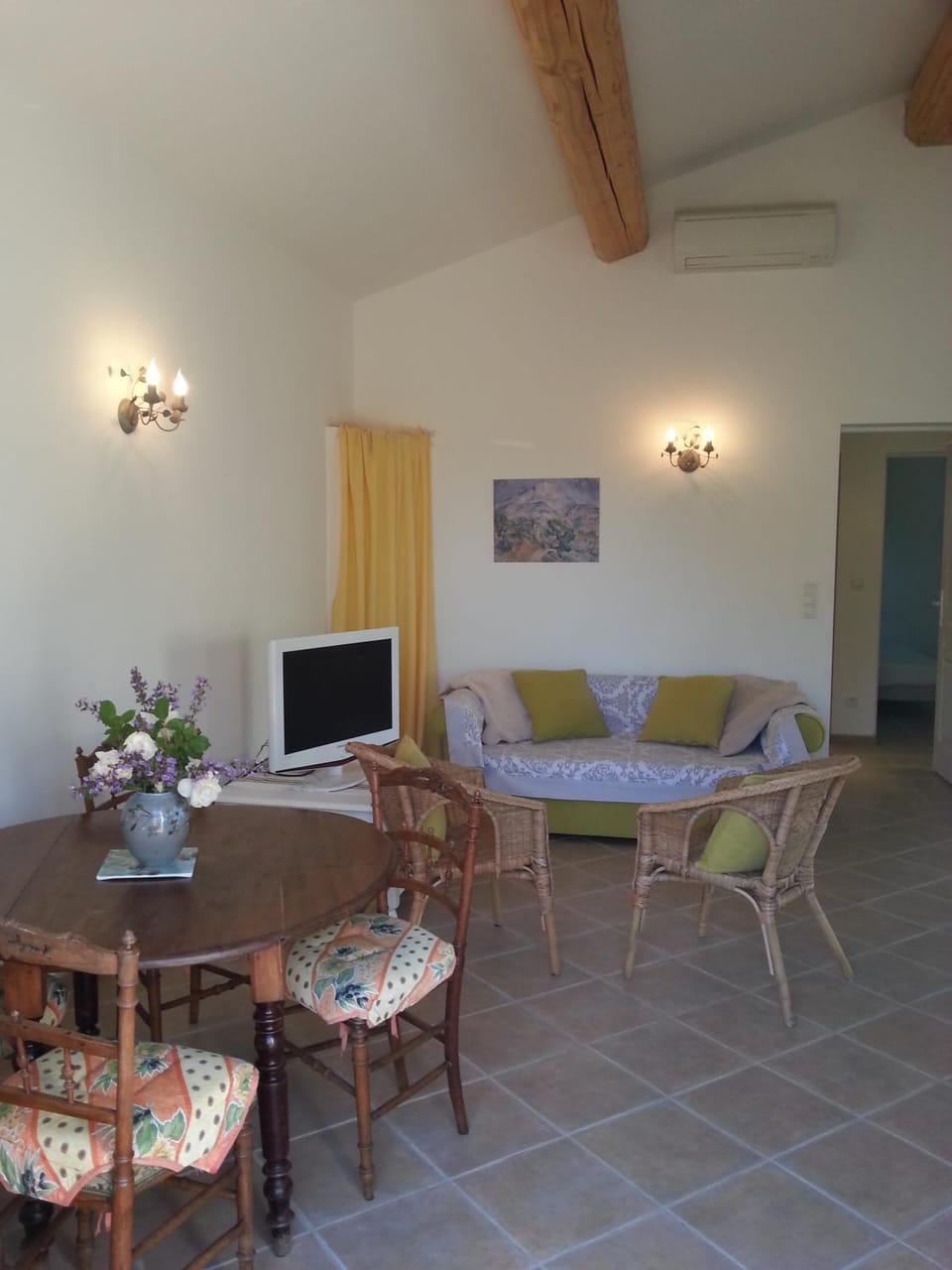 TV and multimedia, Living room, Seating area, Dining area