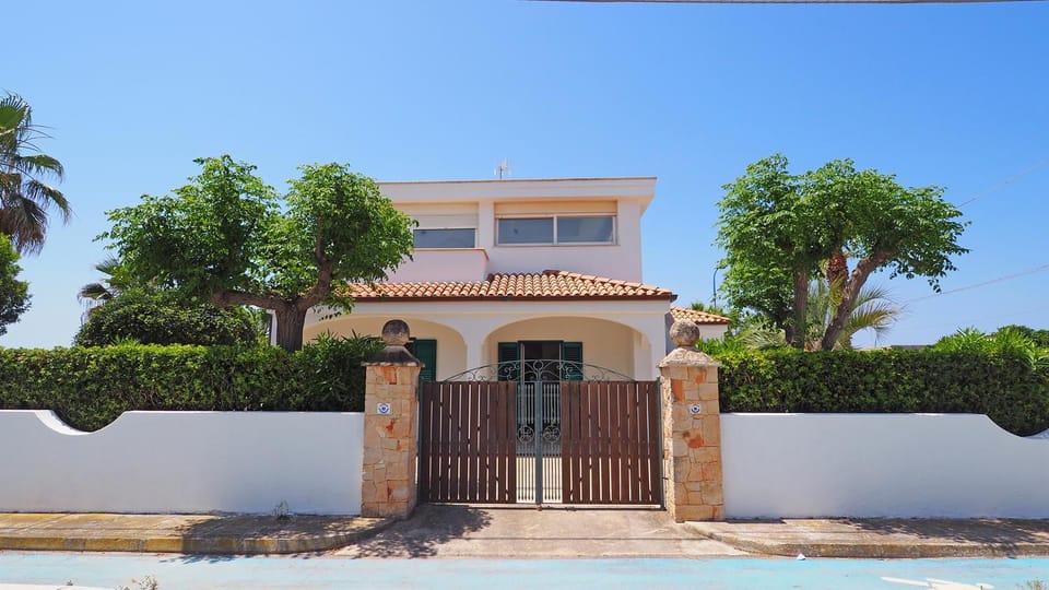 Property building, Facade/entrance, Activities, Sea view, Quiet street view