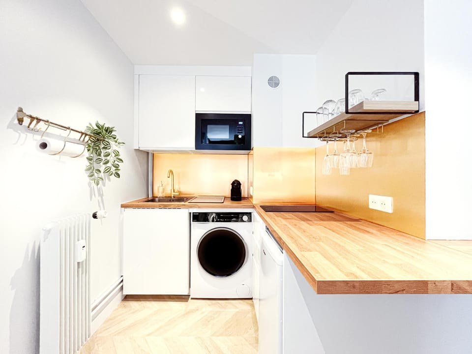 Coffee/tea facilities, Kitchen or kitchenette, minibar, stove, washing machine