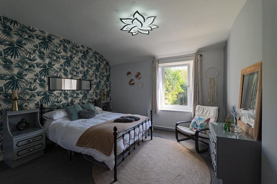 Bed, Living room, Photo of the whole room, Seating area, Bedroom