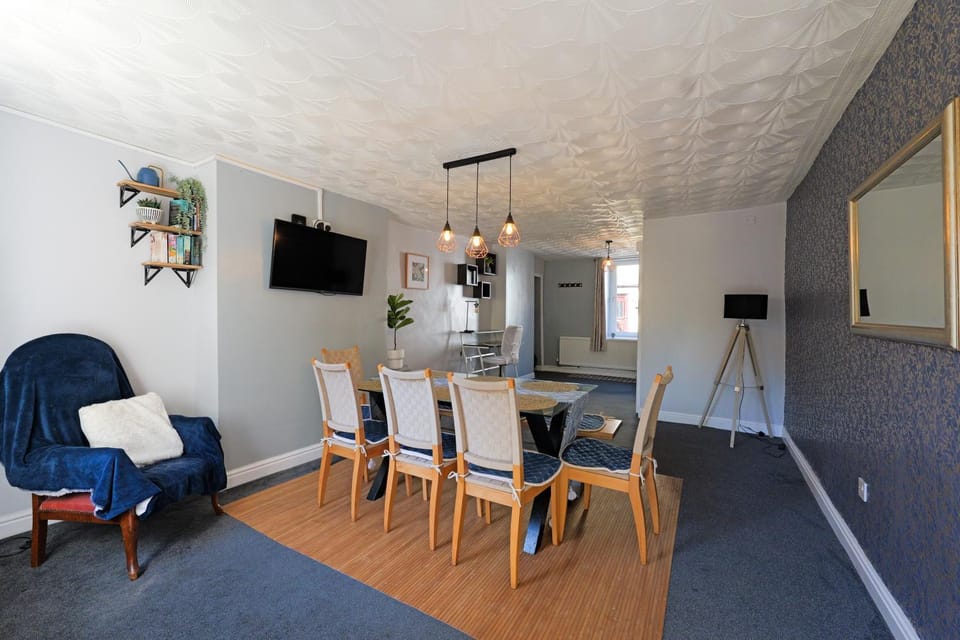 Communal lounge/ TV room, TV and multimedia, Living room, Seating area, Dining area, Evening entertainment
