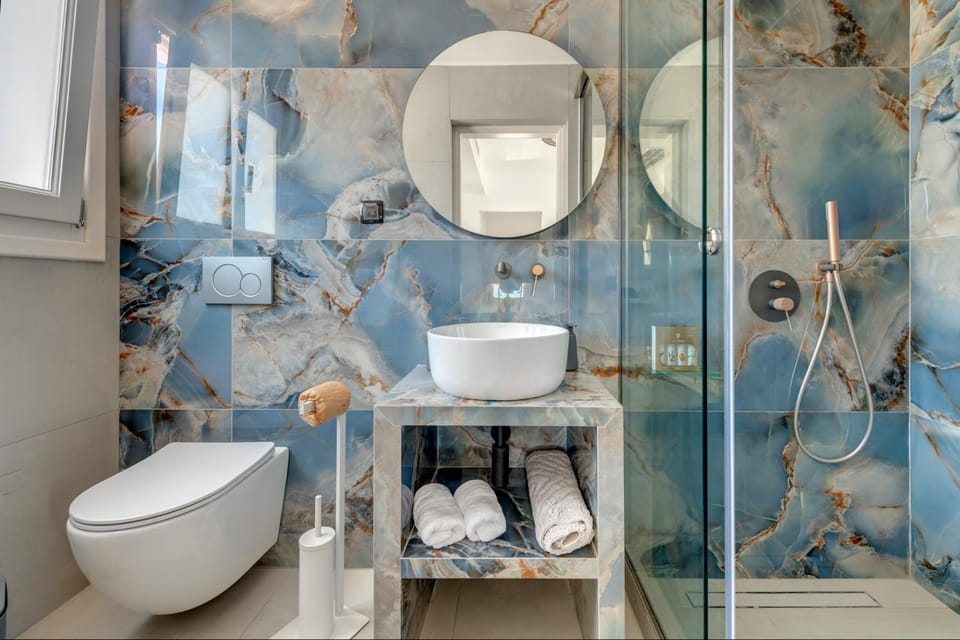 Shower, Toilet, towels